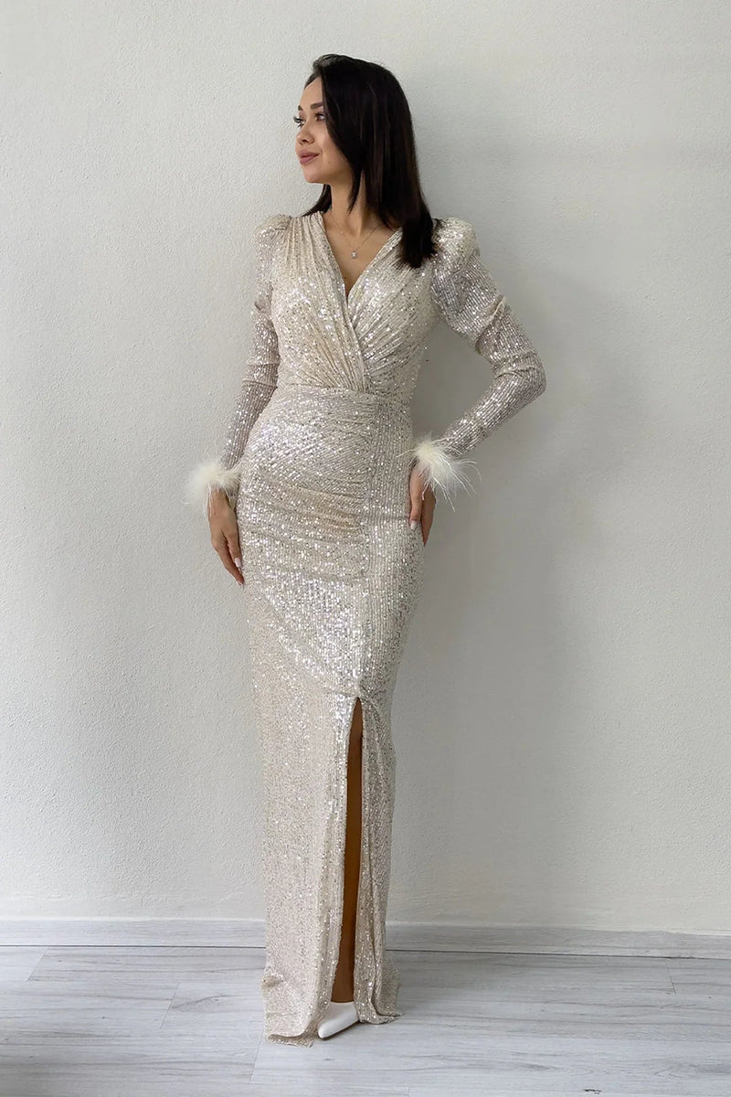 Beigefarbenes Maxi-Abendkleid mit Pailletten und Federdesign