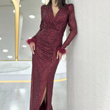 Burgunderfarbenes Maxi-Abendkleid mit Pailletten und Federn