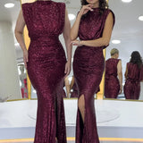 Burgunderrotes Pailletten-Abendkleid mit hohem Kragen