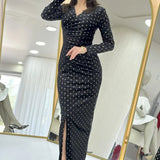 Schwarzes, goldgemustertes, drapiertes Samt-Midikleid im Bleistiftstil