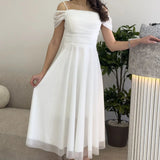 فستان سهرة أبيض متوسط ​​الطول بكتفين منخفضتين