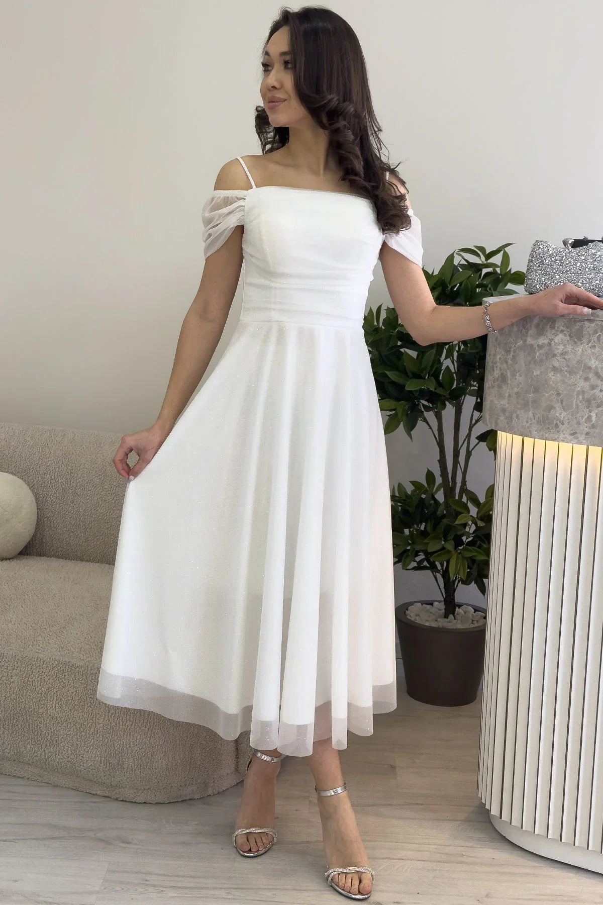 Weißes, mittellanges Abendkleid mit tiefem Schulterausschnitt