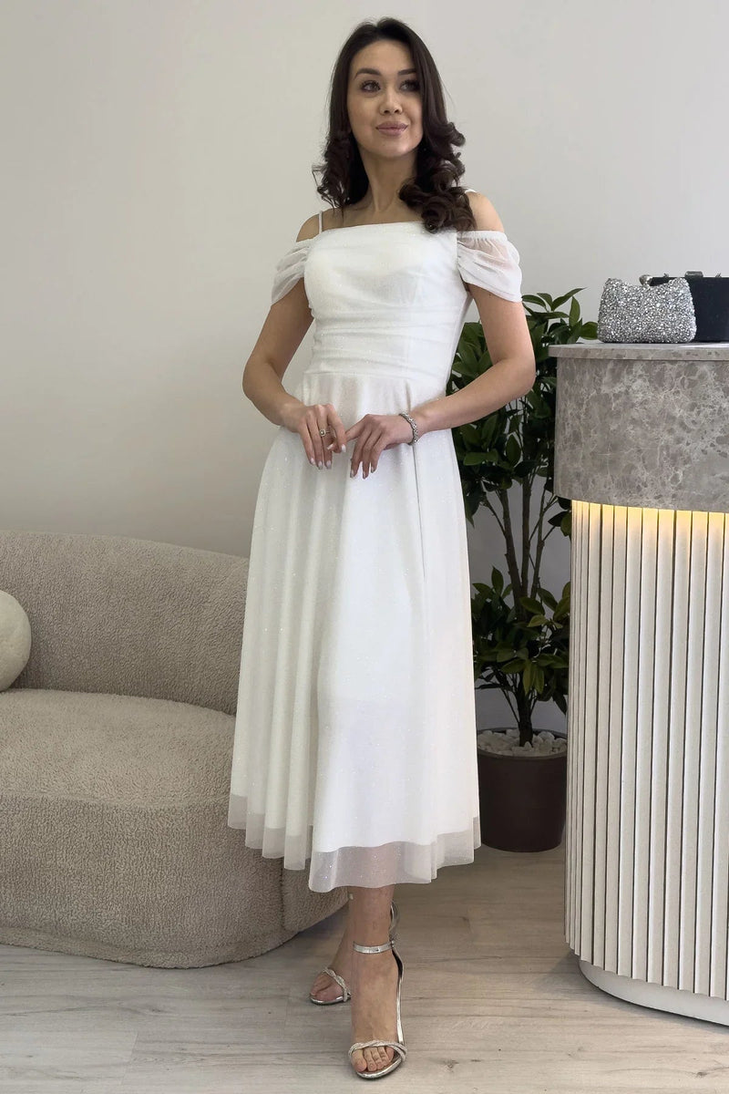 فستان سهرة أبيض متوسط ​​الطول بكتفين منخفضتين