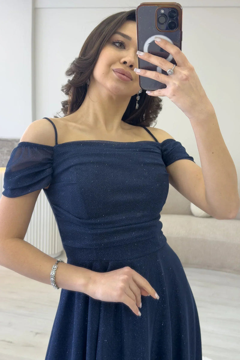 Marineblaues, mittellanges Abendkleid mit tiefem Schulterausschnitt