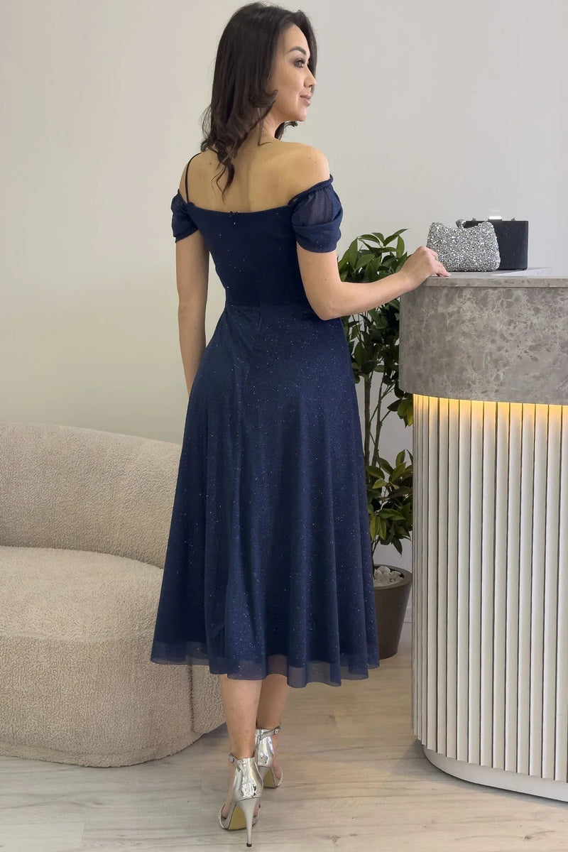 Marineblaues, mittellanges Abendkleid mit tiefem Schulterausschnitt