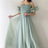 Abendkleid aus hellgrünem Organza mit drapiertem Ausschnitt und Schleifendetail an den Ärmeln