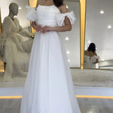 Weißes Organza-Abendkleid mit drapiertem Ausschnitt und Schleifendetail an den Ärmeln