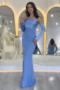 فستان سهرة من الساتان الأزرق الداكن بدون حمالات بتصميم ذيل السمكة