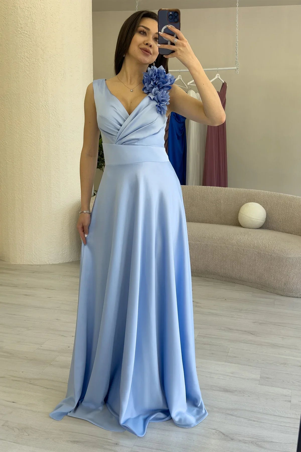 Women's Baby Bluesi KruBaby Bluesi Wrap Neck Omuz Çiçek Detail Satin Evening Gownvaze Neck Omuz Çiçek Detail Satin Evening Gown