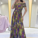 فستان سهرة أخضر من التول بنقوش مكشوفة الأكتاف