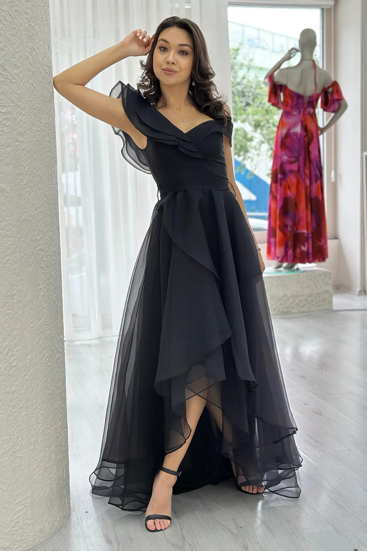 Schwarzes, asymmetrisches Tüll-Abendkleid