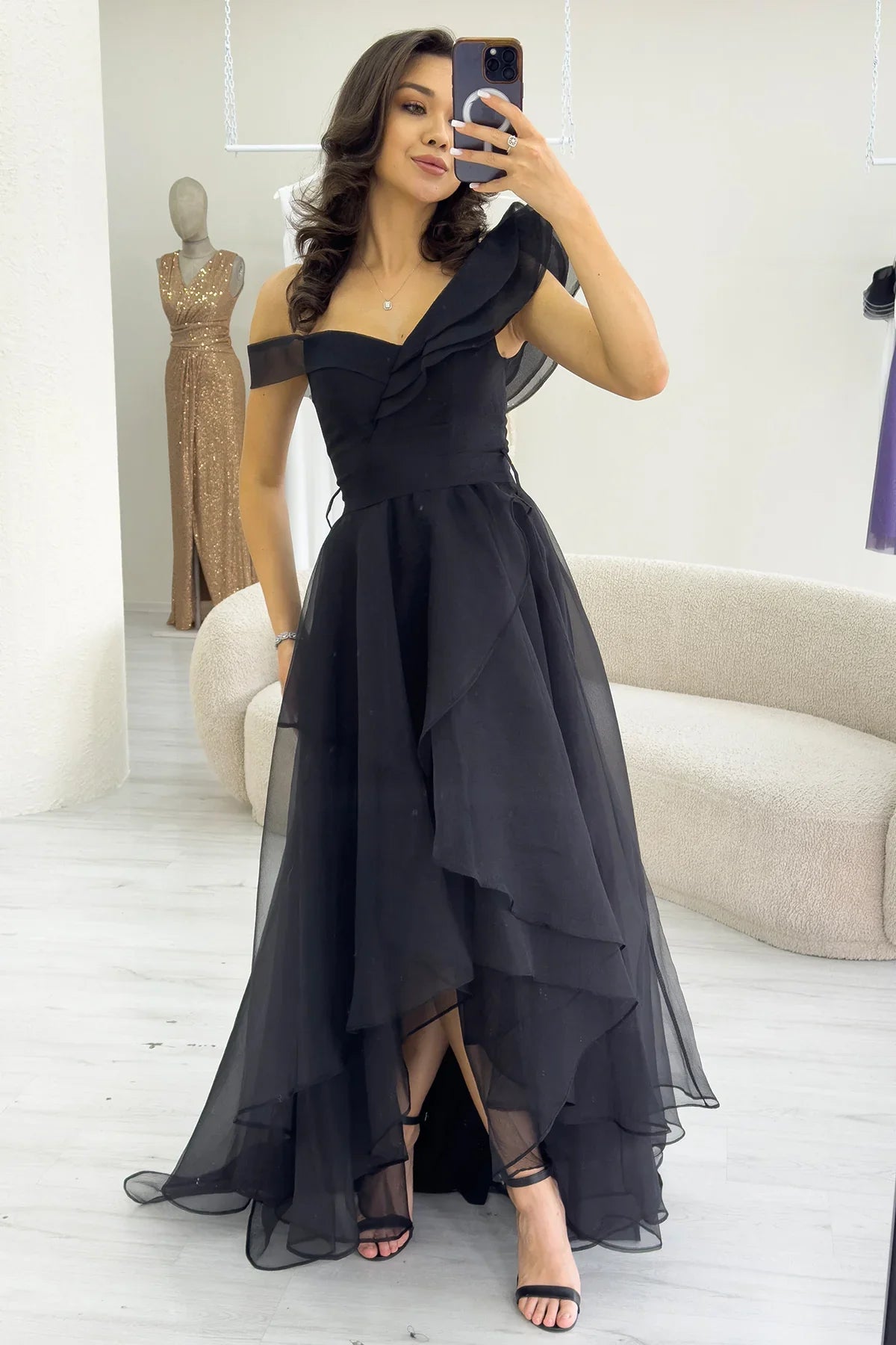Schwarzes, asymmetrisches Tüll-Abendkleid