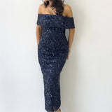 فستان سهرة متوسط ​​الطول باللون الأزرق الداكن مكشوف الكتفين ومزين بالترتر