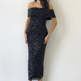 فستان سهرة أسود متوسط ​​الطول مكشوف الكتفين مزين بالترتر