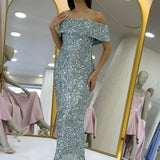 فستان سهرة متوسط ​​الطول بلون أخضر مائي مكشوف الكتفين مزين بالترتر