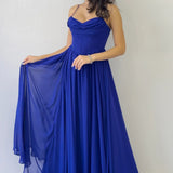 فستان سهرة من الشيفون الأزرق من ساكس، مكشوف الظهر، بتفاصيل الكورسيه والشق الجانبي.