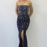 فستان سهرة أسود طويل بدون حمالات مزين