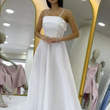 فستان سهرة أبيض من الساتان متوسط ​​الطول بحمالات رفيعة