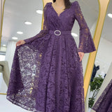 Fliederfarbenes, ausgestelltes Midi-Abendkleid aus Spitze