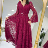 فستان سهرة متوسط ​​الطول واسع من الدانتيل العنابي