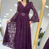 فستان سهرة متوسط ​​الطول بتصميم واسع من الدانتيل الأرجواني