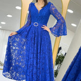 فستان سهرة أزرق فاتح من الدانتيل متوسط ​​الطول بتصميم واسع