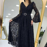 فستان سهرة أسود من الدانتيل متوسط ​​الطول بتصميم واسع