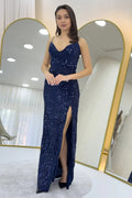 Marineblaues Pailletten-Abendkleid mit tiefem Schlitz
