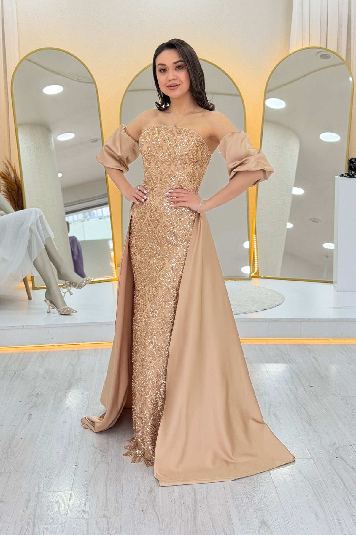 فستان نسائي ذهبي من الساتان بتصميم أنيق وأكمام قابلة للفصل