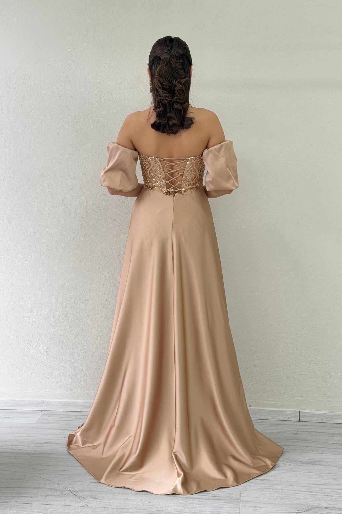 فستان نسائي ذهبي من الساتان بتصميم أنيق وأكمام قابلة للفصل