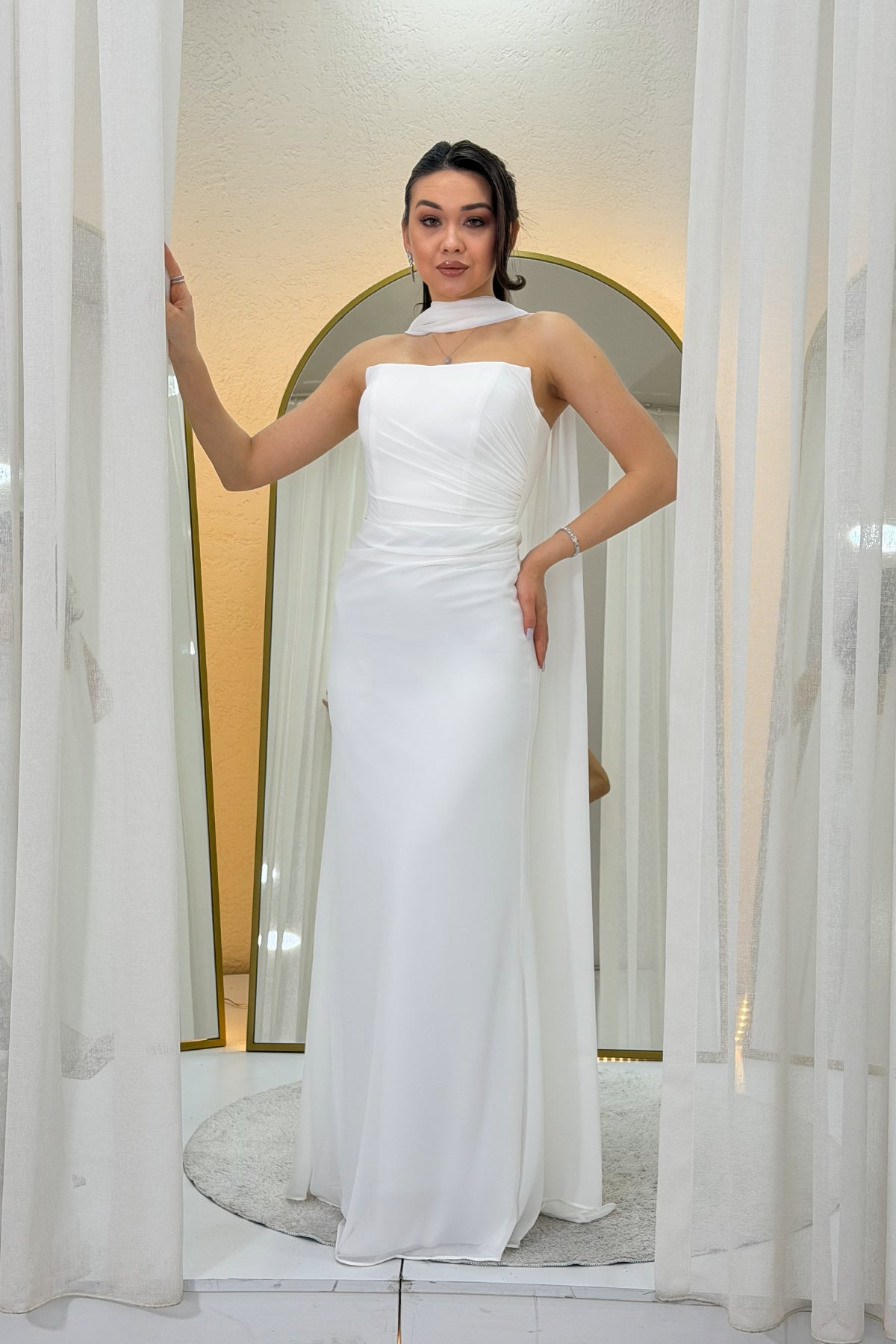 فستان زفاف أبيض بدون حمالات بتصميم شال منسدل