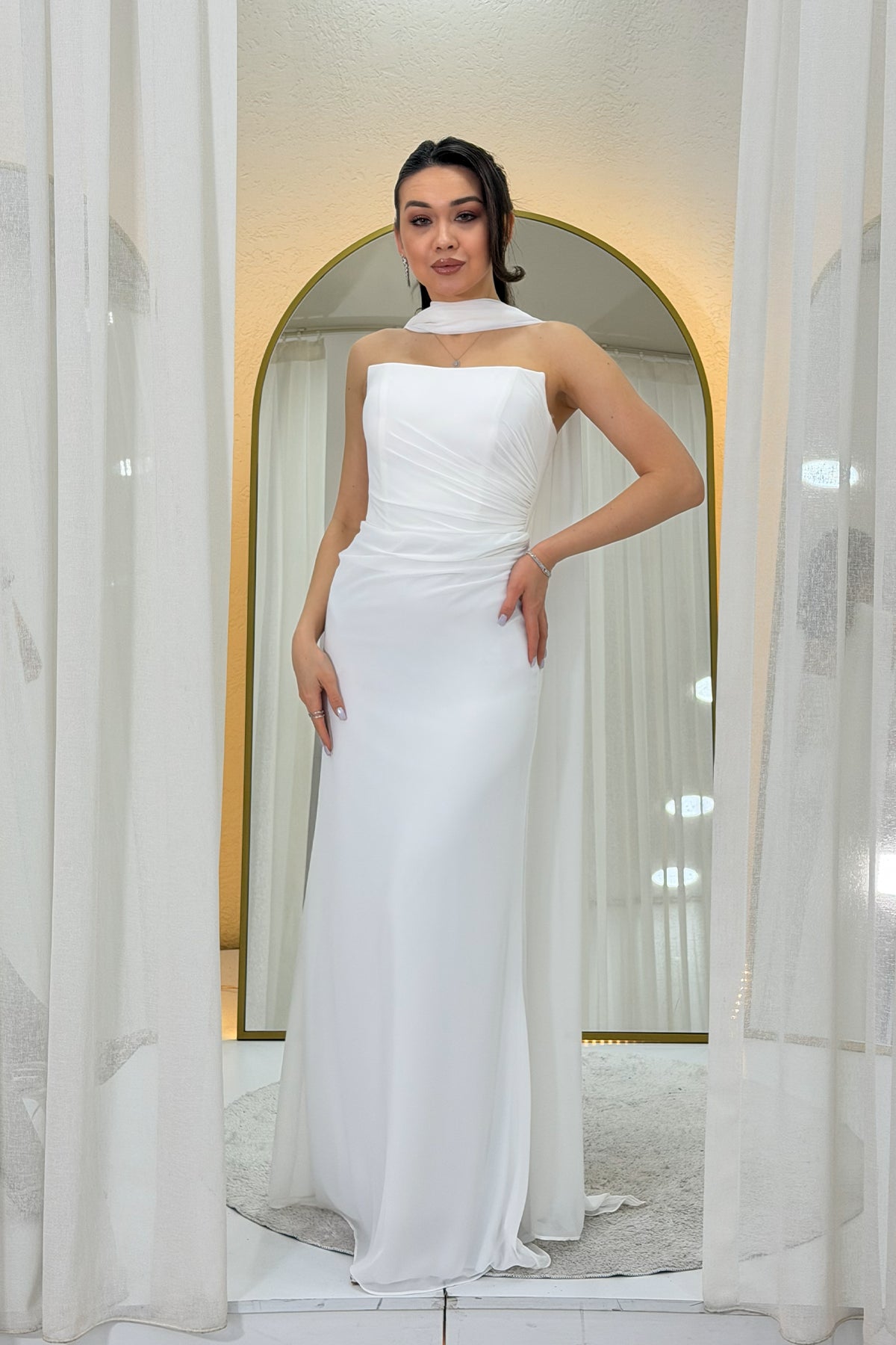 فستان زفاف أبيض بدون حمالات بتصميم شال منسدل