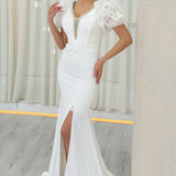 Weißes Brautkleid mit Rosenapplikationen an den Schultern, V-Ausschnitt, Steinstickerei und Schlitz