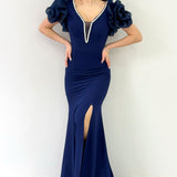 Marineblaues schulterfreies Abendkleid mit V-Ausschnitt, Stickerei, Schlitz und Rosenapplikationen