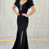 Schwarzes schulterfreies Abendkleid mit Rosenapplikationen, V-Ausschnitt, Steinstickerei und Schlitz