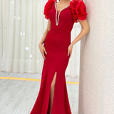 Abendkleid mit roten Schultern, Rosenapplikationen, V-Ausschnitt, Steinstickerei und Schlitz