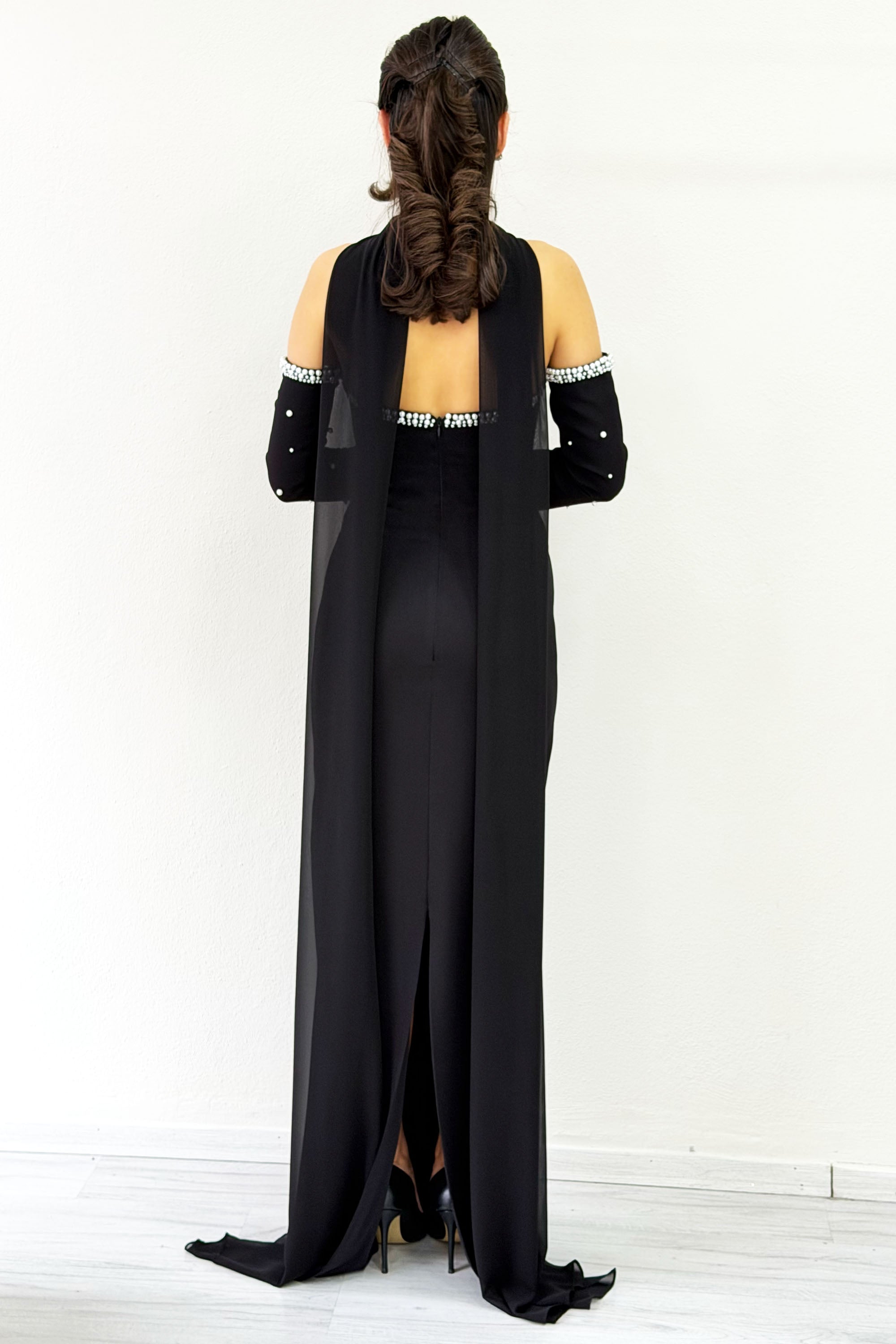 فستان سهرة طويل من بلاك بيرل بدون حمالات بأكمام قابلة للإزالة