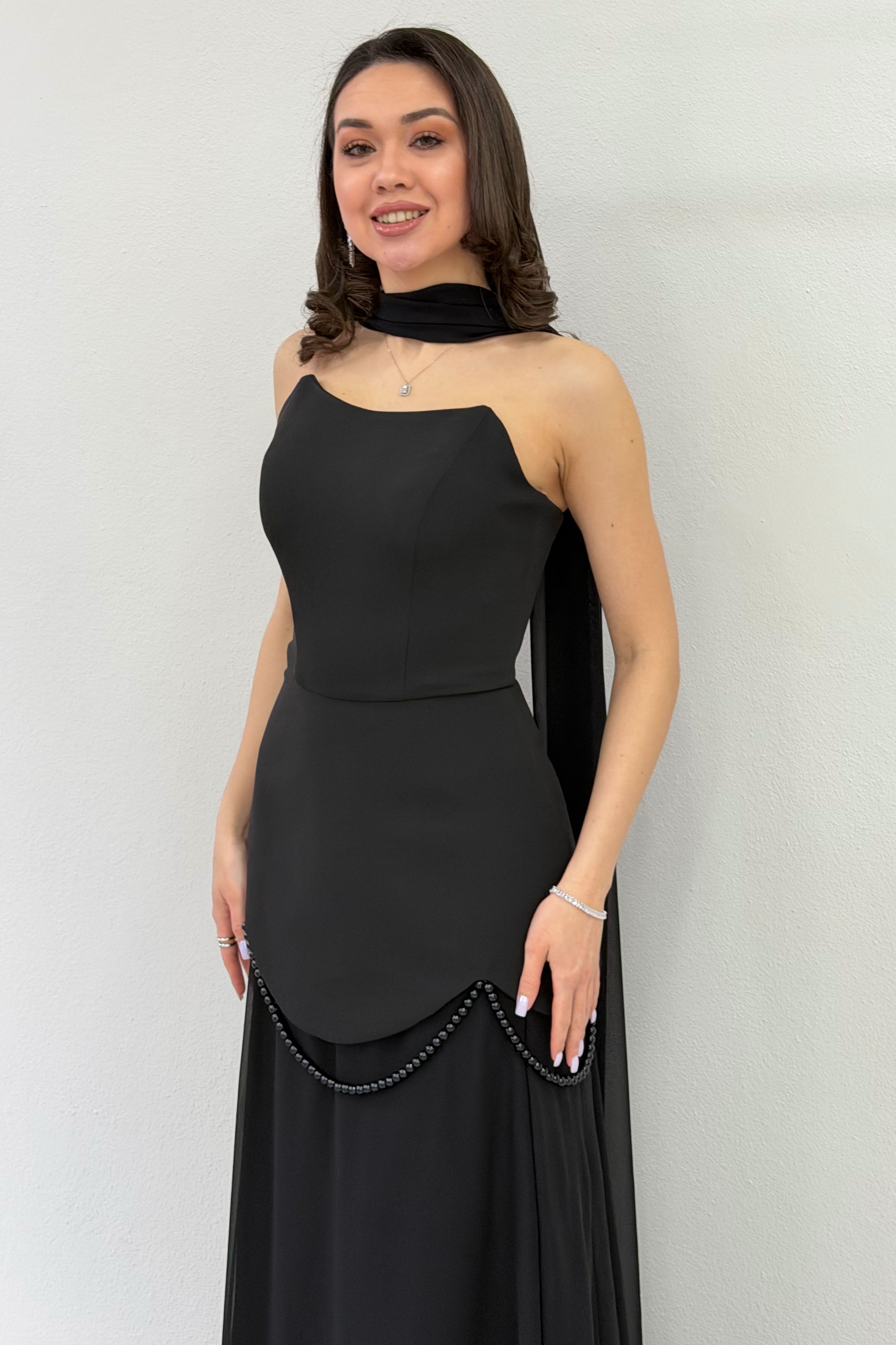 فستان سهرة أسود بتصميم مشدّ وتنورة من الشيفون مزينة بشال أسود وتفاصيل كورسيه