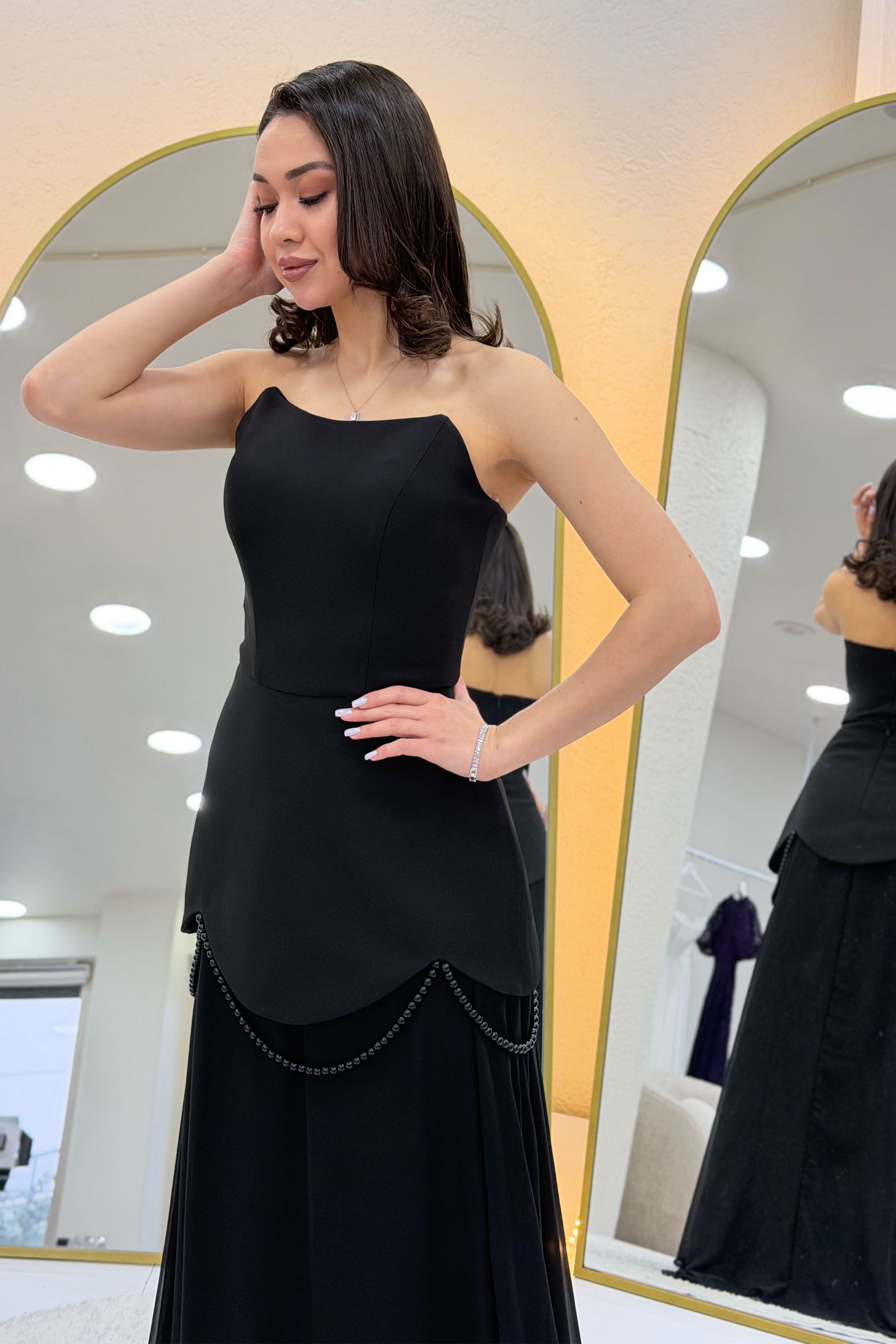 فستان سهرة أسود بتصميم مشدّ وتنورة من الشيفون مزينة بشال أسود وتفاصيل كورسيه