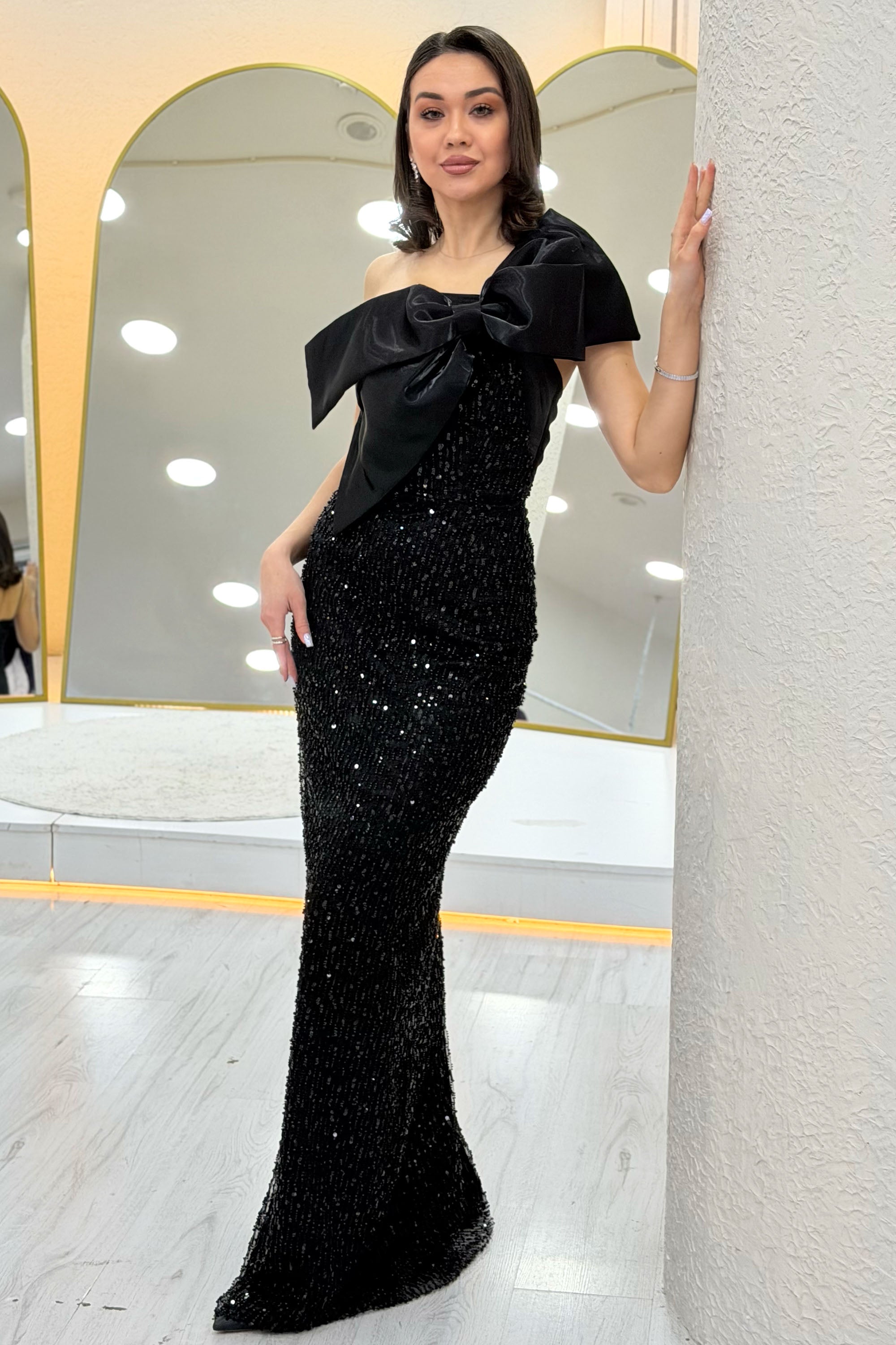 Schwarzes, einseitig schulterfreies Pailletten-Abendkleid mit Schleifenkragen