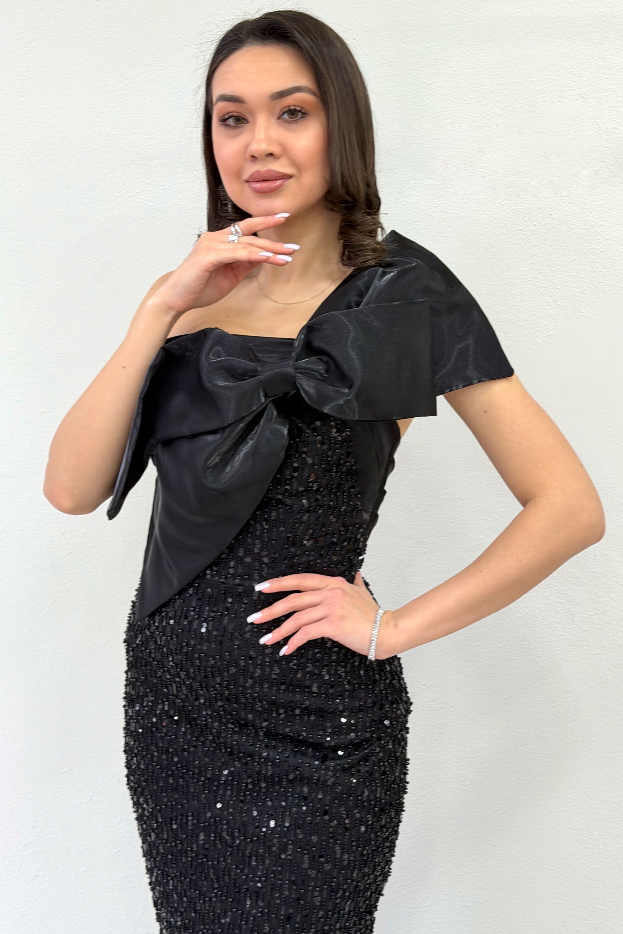 Schwarzes, einseitig schulterfreies Pailletten-Abendkleid mit Schleifenkragen