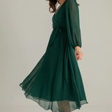 Smaragdgrünes Chiffonkleid in Midi-Länge