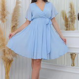 فستان قصير من الشيفون الأزرق الفاتح بتصميم واسع