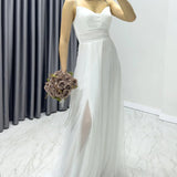 Weißes, trägerloses Abendkleid mit verstellbarem Schlitz in Übergröße mit Steinmuster