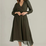 Khakifarbenes Chiffonkleid in Midi-Länge