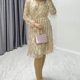 Abendkleid mit goldenen Pailletten und V-Ausschnitt 