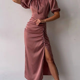 فستان سهرة قصير الأكمام من الساتان بلون وردي باهت 