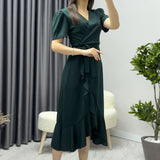 فستان ميدي من الكريب باللون الأخضر الزمردي