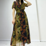 فستان شيفون متوسط ​​الطول بأكمام قصيرة بنقشة الباتيك