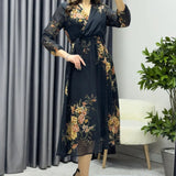 Gelbes Chiffonkleid mit Blumenmuster in Midi-Länge